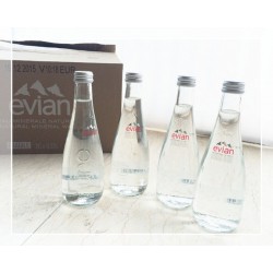 法國Evian依云正品 純天然礦泉水健康 330ml*24支 玻璃瓶 可批發(fā)