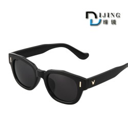 廠家批發(fā)爆款小框男女太陽鏡 時(shí)尚達(dá)人百搭墨鏡 潮流5041太陽鏡